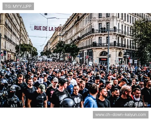 法兰克福球迷高举横幅声援球队，雨中观战不离席